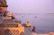 Ablutions rituelles dans le Gange, ghats de Varanasi